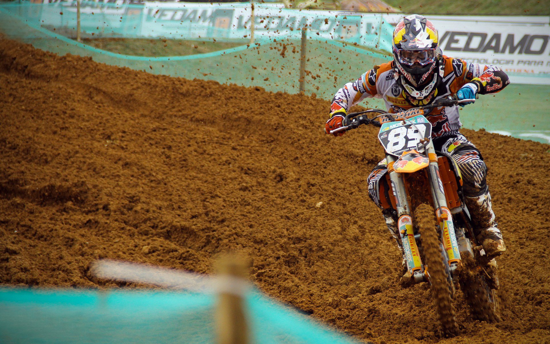 中锋与边锋频频协作,快速进攻效果明显,中锋实战技巧